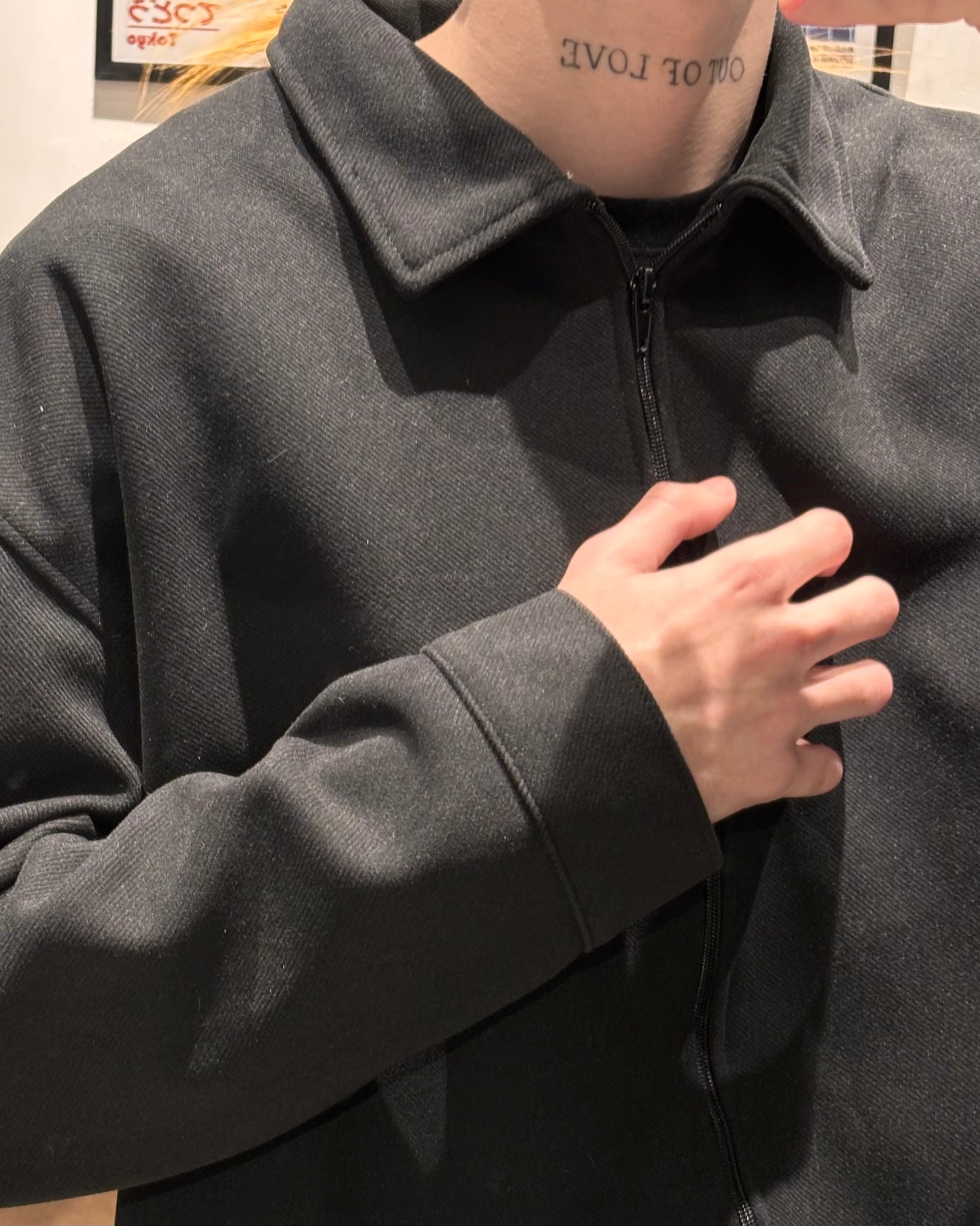Campera Minimalista Valentino Negra